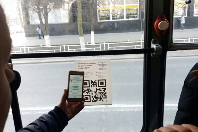 Платить за проезд смартфоном: в  херсонских маршрутках появились QR-коды