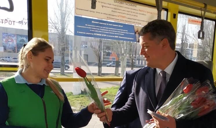 В херсонских троллейбусах в честь праздника женщинам дарили цветы - ВИДЕО