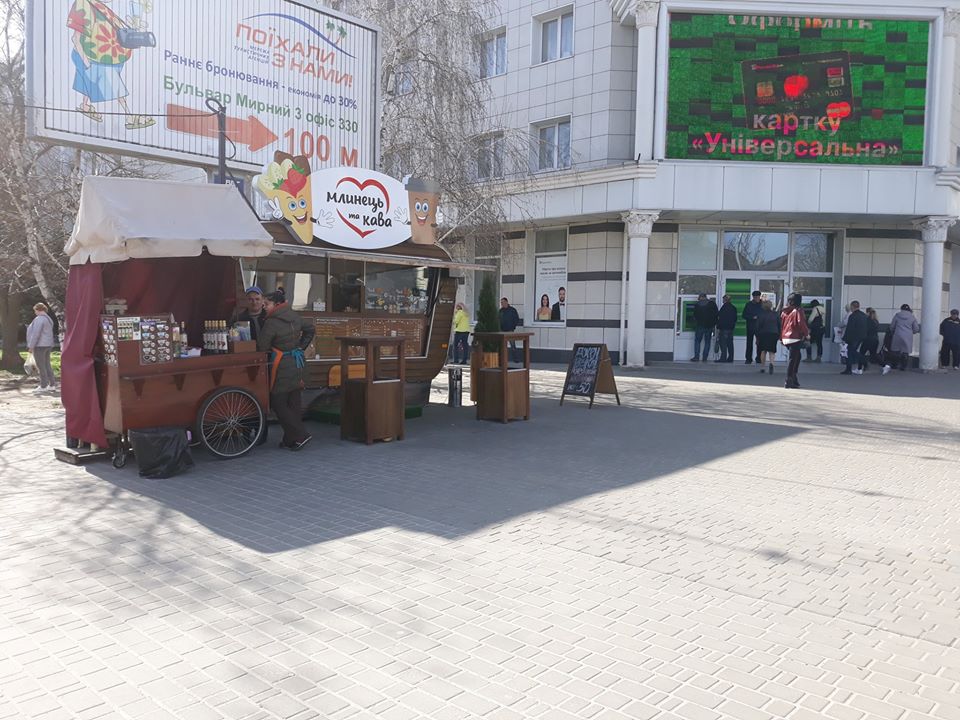В центре Херсона временное сооружение становится все больше и больше
