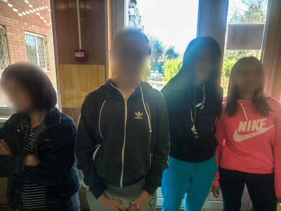 В Херсоні поліцейські розшукали чотирьох дівчат, які втекли з притулку В Херсоні поліцейські розшукали чотирьох дівчат, які втекли з притулку