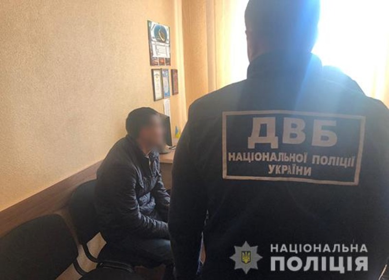 У Скадовську затримано чоловіка на спробі підкупу посадовця поліції