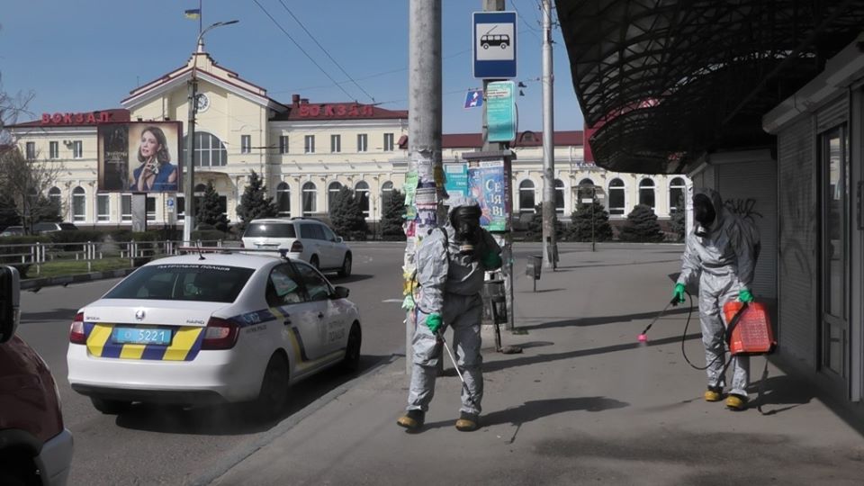 Херсонські рятувальники почали дезинфікувати зупинки громадського транспорту, на черзі вулиці міста