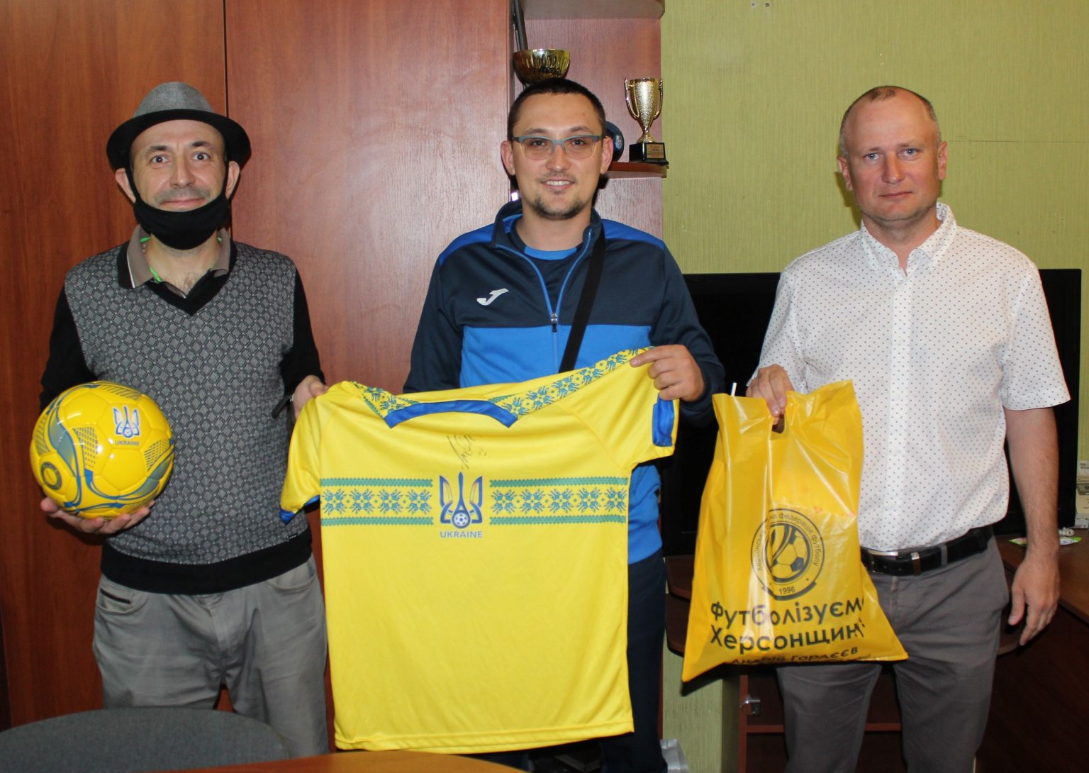 У Херсоні з аукціону продали футболку с підписом відомого футболіста на підтримку онкохворого арбітра