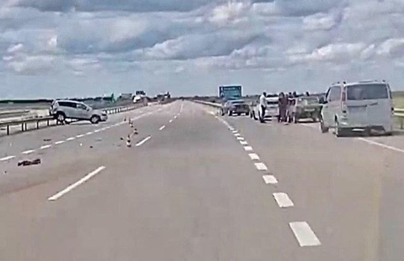 На трассе под Херсоном в результате ДТП автомобиль повис на отбойнике - ФОТО