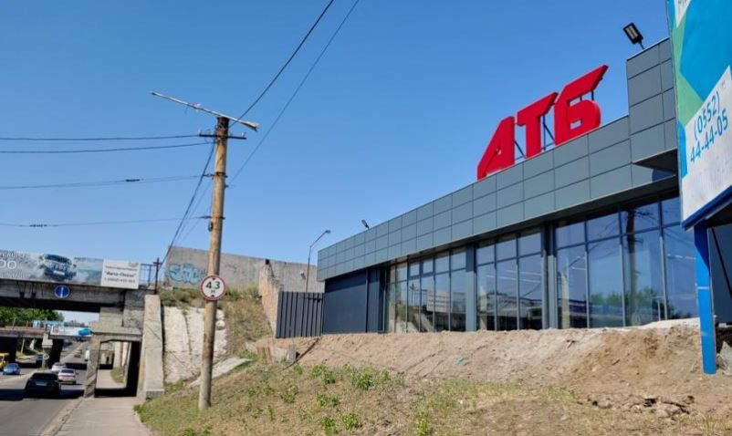 В Херсоне строят новый АТБ вблизи от железнодорожных путей
