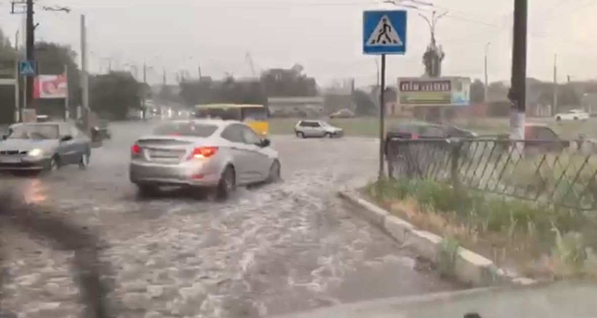 «Поплыли все»: Херсон затопило после сильнейшего ливня