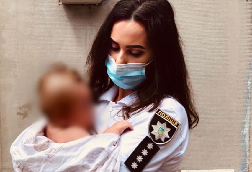 У селищі під Херсоном поліцейські склали адмінпротокол на нетверезу матір 4️-місячної дитини
