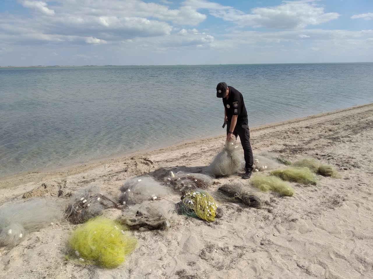 Водні поліцейські Херсонщини попередили браконьєрський вилов риби в озері Сиваш, - ВІДЕО
