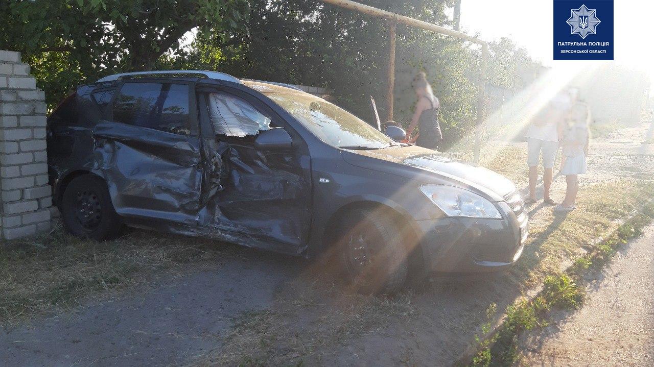 У середмісті Херсона п'яна водійка влетіла в цегляний паркан, - ФОТО