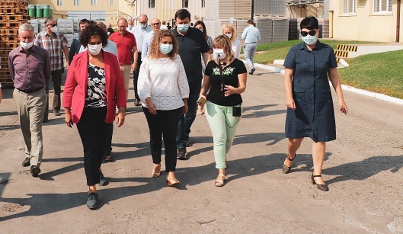 Іноземні дипломати оглянули одне з найпотужніших підприємств Херсонщини