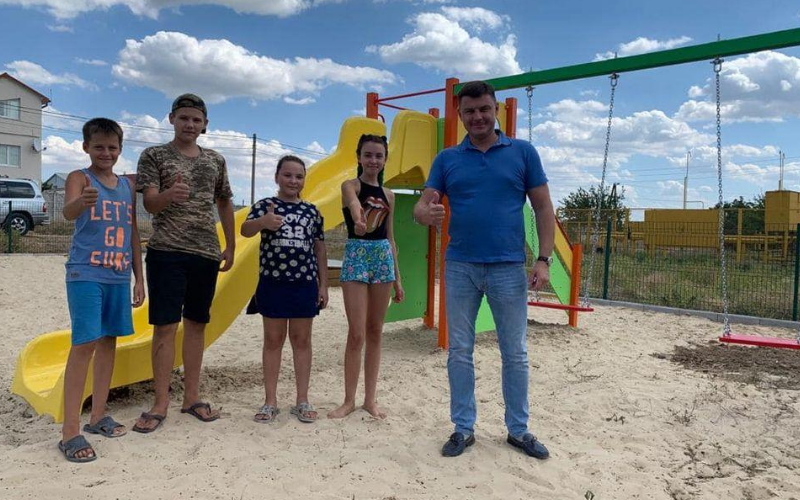 Ігор Семенчев показав новий дитячий майданчик у Антонівці, - ФОТО