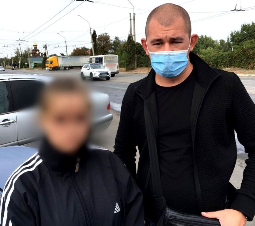 Зниклу в Новотроїцькому районі 14-річну дівчину поліцейські розшукали у Запоріжжі Зниклу в Новотроїцькому районі 14-річну дівчину поліцейські розшукали у Запоріжжі
