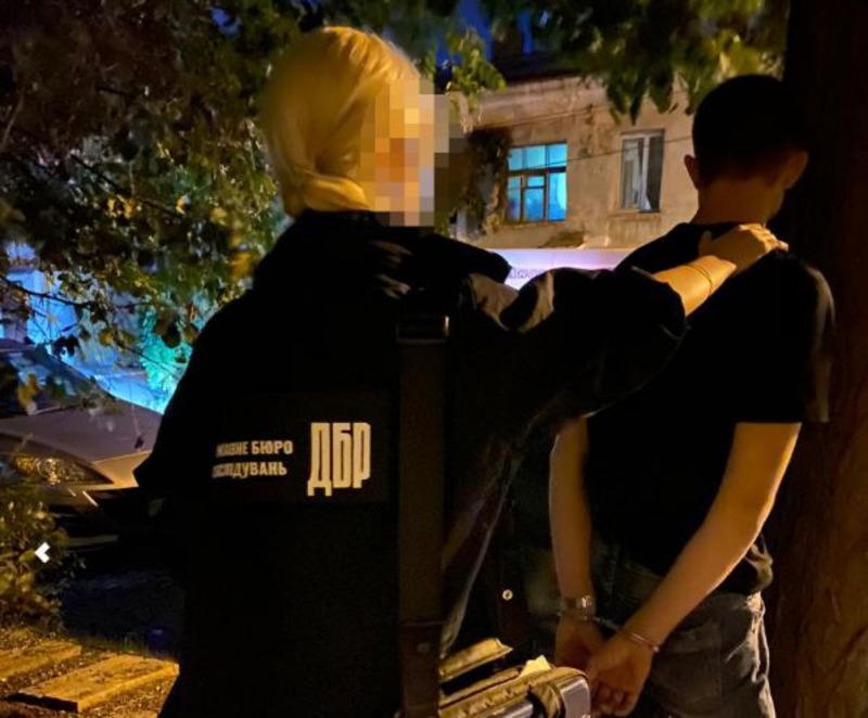 ДБР затримало військовослужбовця Херсонського прикордонного загону за систематичний продаж канабісу