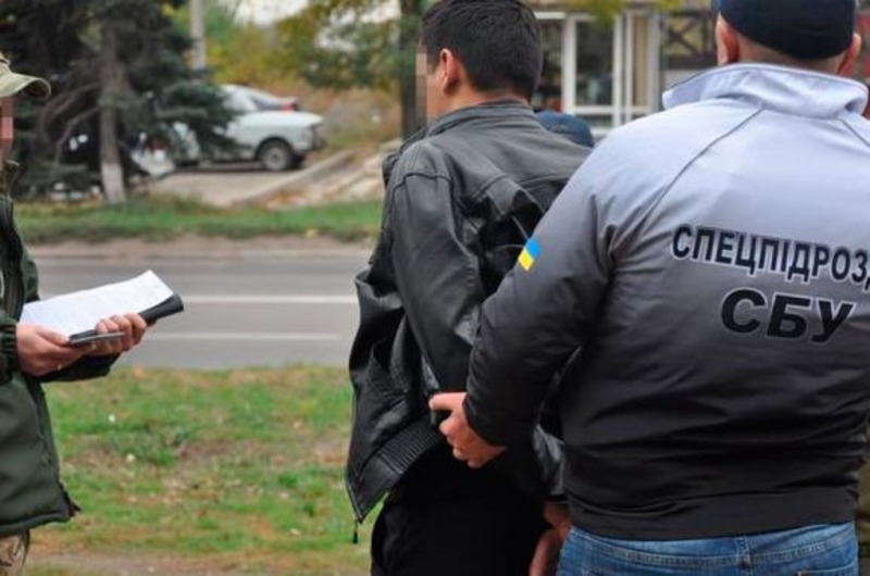 На адмінмежі з Кримом затримали підозрюваного в держзраді екс-чиновника МВС