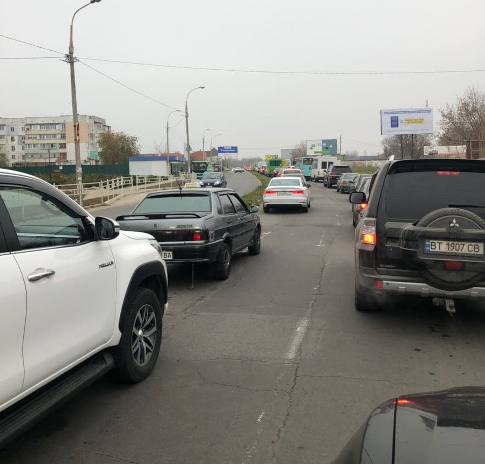 В Херсоне 3 дня подряд пробка на железнодорожном переезде - продолжается транспортный коллапс