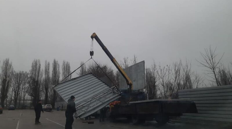 В Херсоне продолжают демонтировать  незаконные рекламные конструкции
