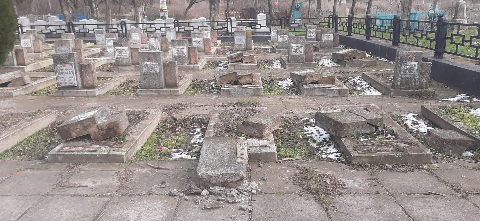 Херсонцы начали сбор средств на восстановление мемориального кладбища воинов-освободителей