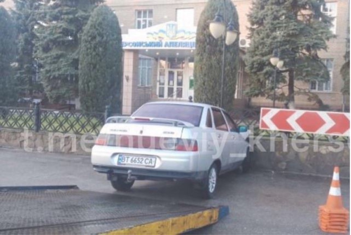 У Херсоні п'яний водій протаранив паркан Апеляційного суду, - ФОТО