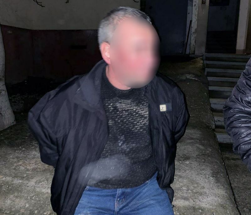 У Херсоні п'яний чоловік з ножем кидався на перехожих