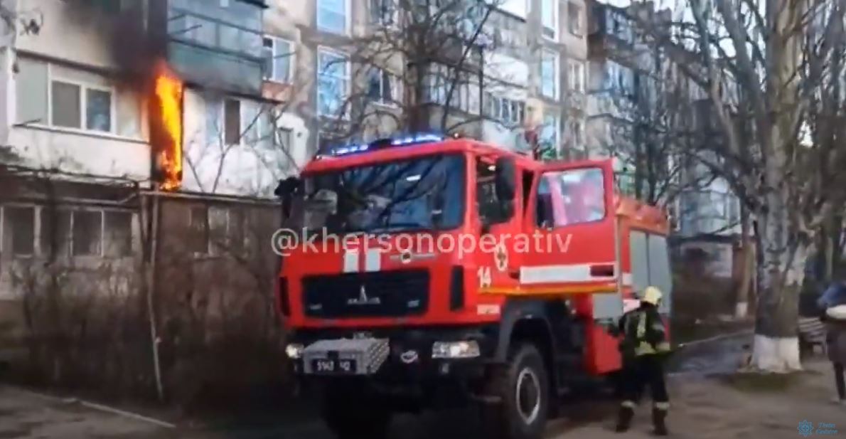В Херсоне загорелся балкон жилого дома, - ВИДЕО