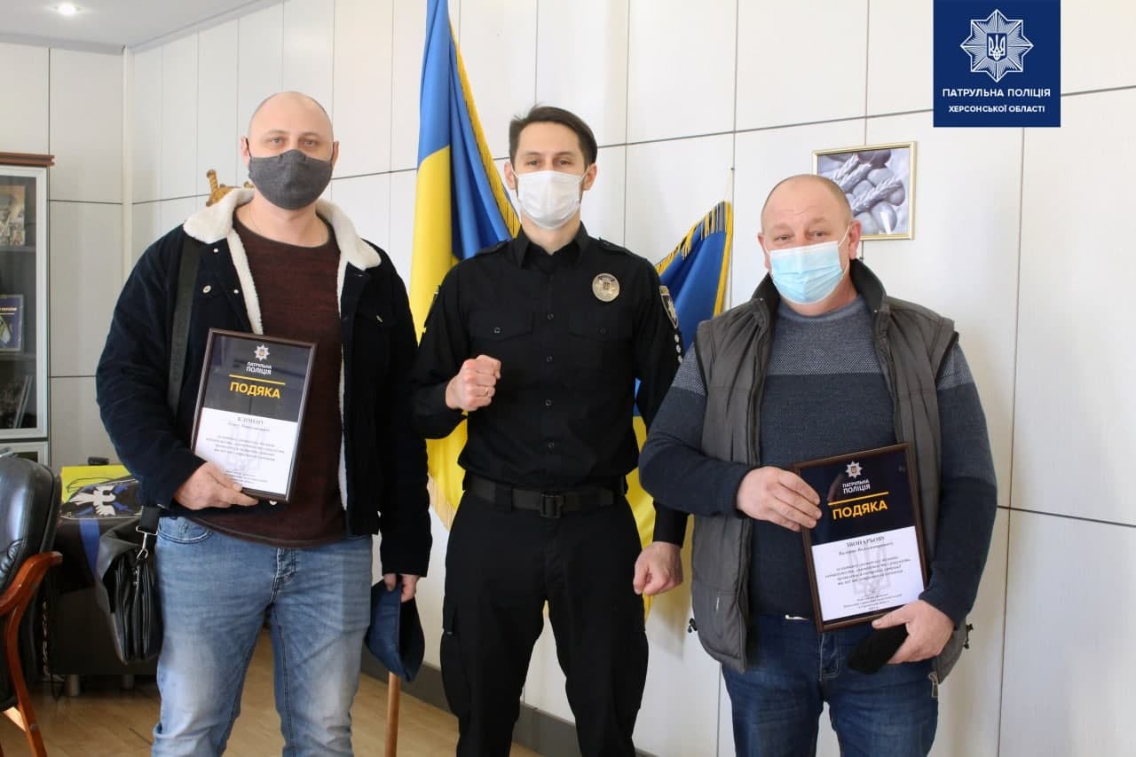 Начальник Патрульної поліції Костянтин Дронгаль вручив двом херсонцям подяки за активну громадську позицію