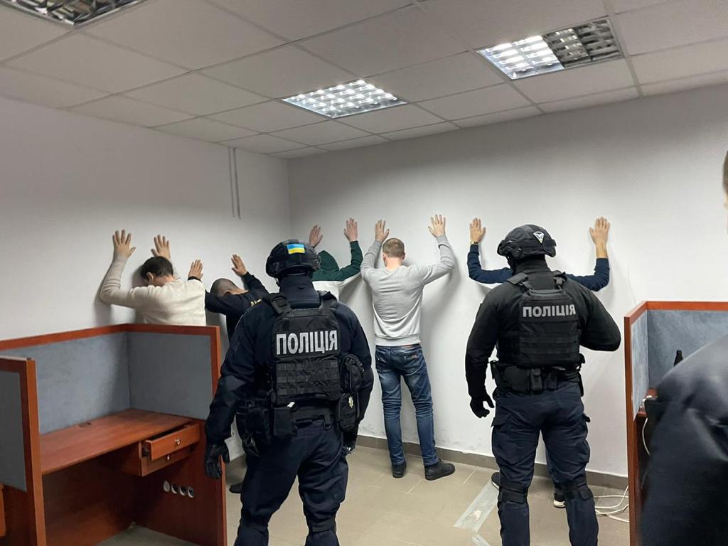 Кіберполіція викрила злочинну групу колекторів у шантажі та створенні порнографічного контенту із зображенням клієнтів-боржників