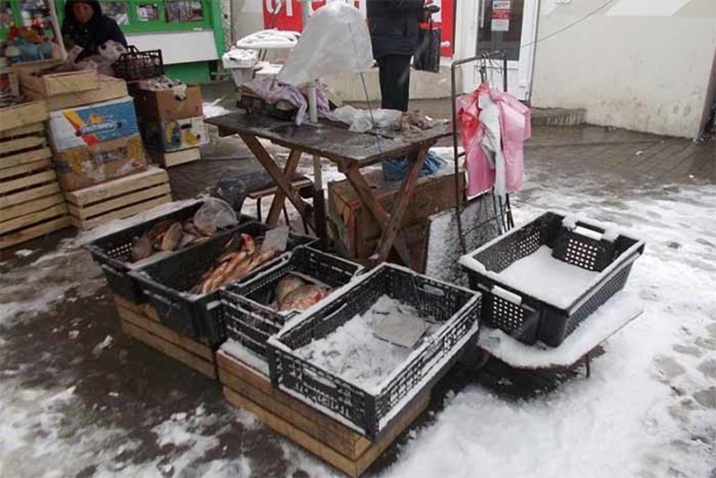 На ринках Херсона вільних місць повно, а торгують на тротуарах