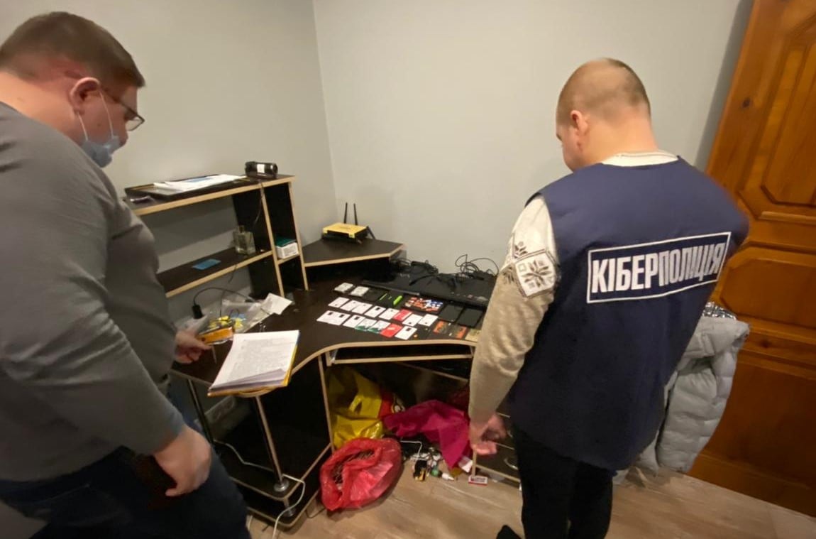 На Херсонщині кіберполіція вдруге викрила онлайн-шахраїв, які під виглядом інтернет-ломбарду ошукали громадян на 200 тисяч гривень