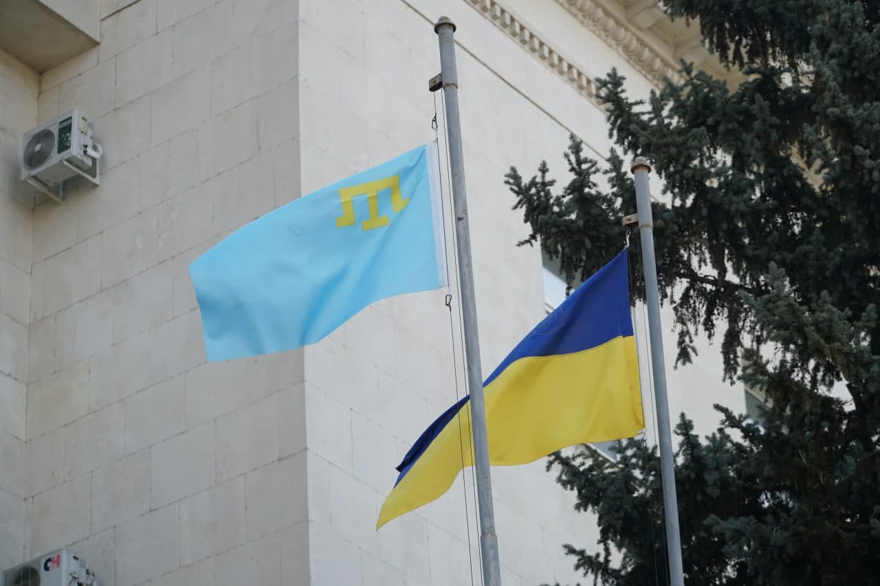 На Херсонщині у підтримку єдності України підняли кримськотатарський прапор На Херсонщині у підтримку єдності України підняли кримськотатарський прапор