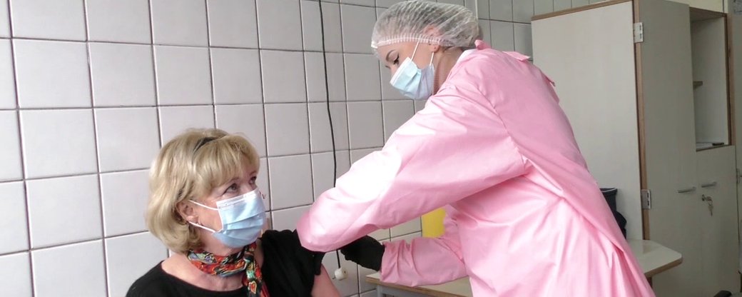 У Херсоні публічних та громадських діячів вакцинували від COVID-19 У Херсоні публічних та громадських діячів вакцинували від COVID-19