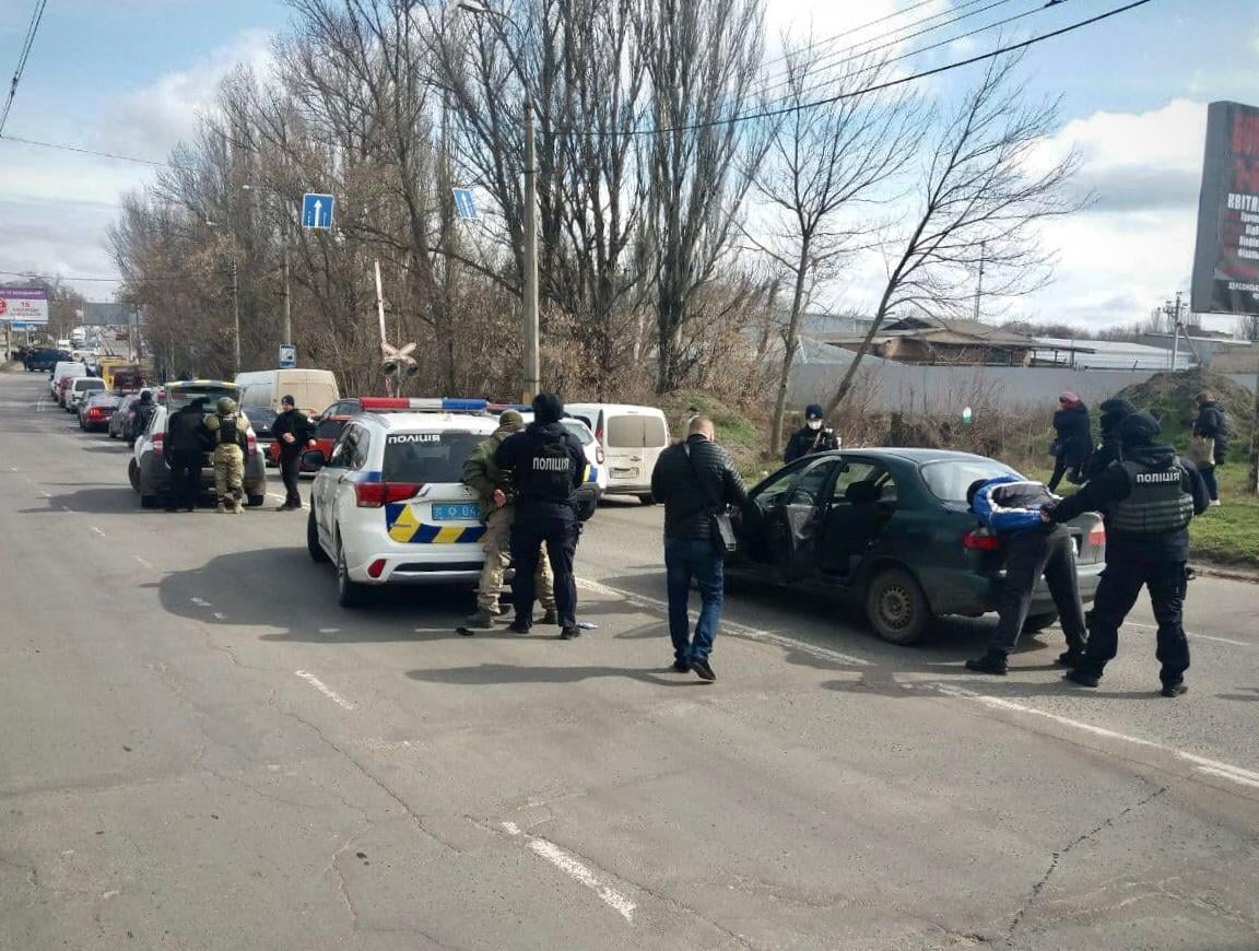 У Херсоні поліцейські провели навчання по затриманню озброєних злочинців та звільненню заручника