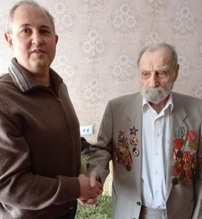 В Херсоне ветеран в день своего юбилея получил ценный подарок от корабелов