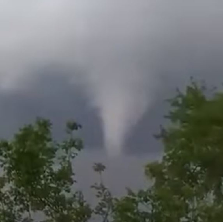 На Херсонщині очевидці зняли на відео торнадо