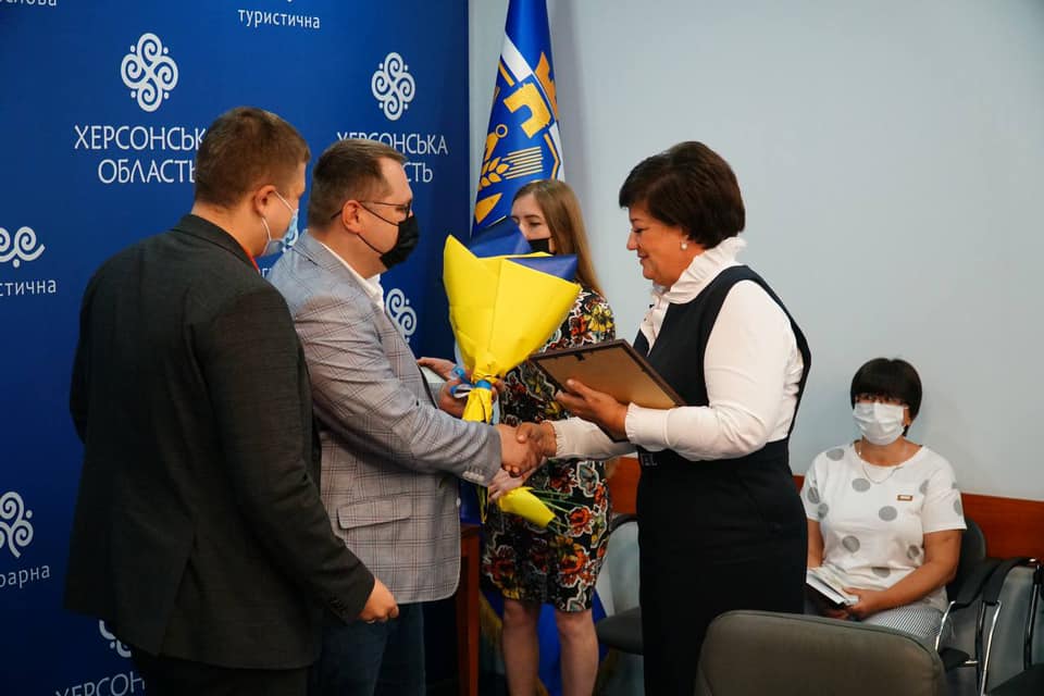 Директорка та педагог Херсонської гімназії № 1 отримали відзнаки від очільника області