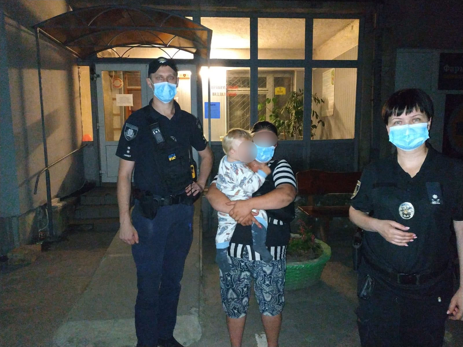 В Херсоні вночі громадяни виявили повзаючого по землі 11-місячного хлопчика, його батьки спали поруч
