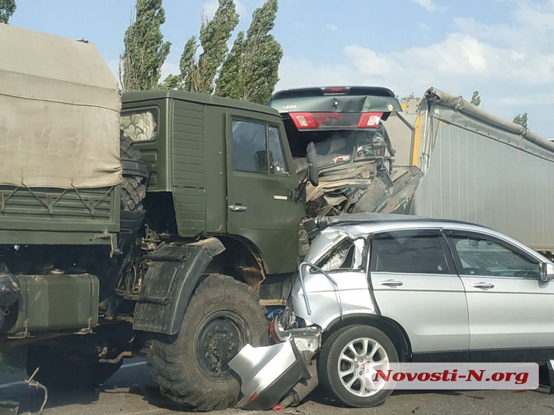 На трассе Николаев–Херсон военный КамАЗ врезался в фуру, раздавив два автомобиля