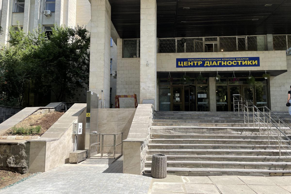 Безбар’єрність та доступність: в Центрі діагностики встановлено підйомник для маломобільних груп населення