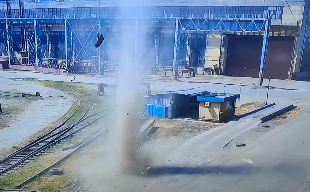 Мини-торнадо пронесся по территории херсонского судозавода, - ВИДЕО