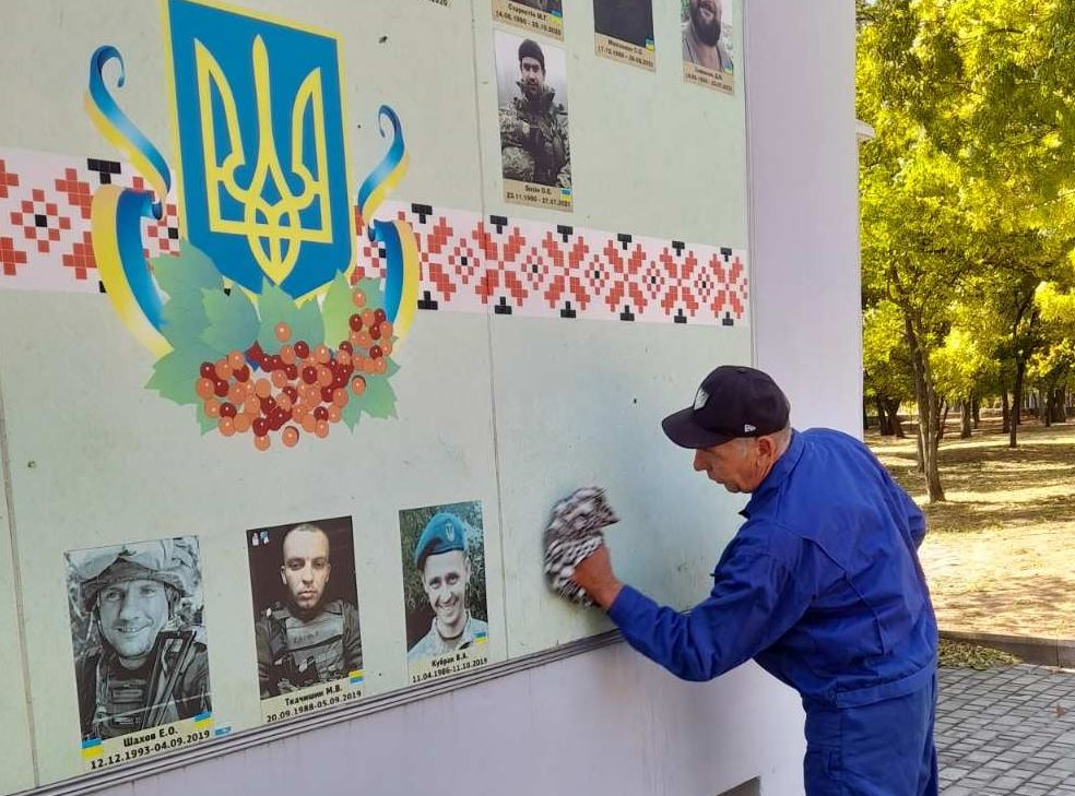 До Дня захисників у Херсоні провели роботи з прибирання та благоустрою території міста До Дня захисників у Херсоні провели роботи з прибирання та благоустрою території міста