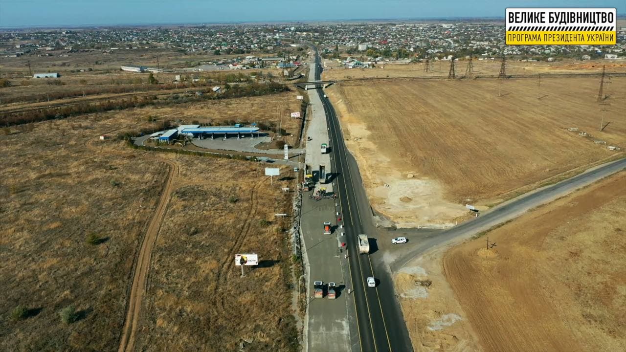 “Велике будівництво”: триває ремонт траси, що веде до Херсона