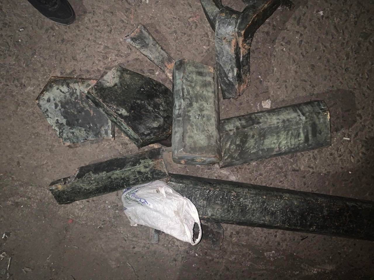 Поліцейські викрили крадія бронзових елементів з монументу 