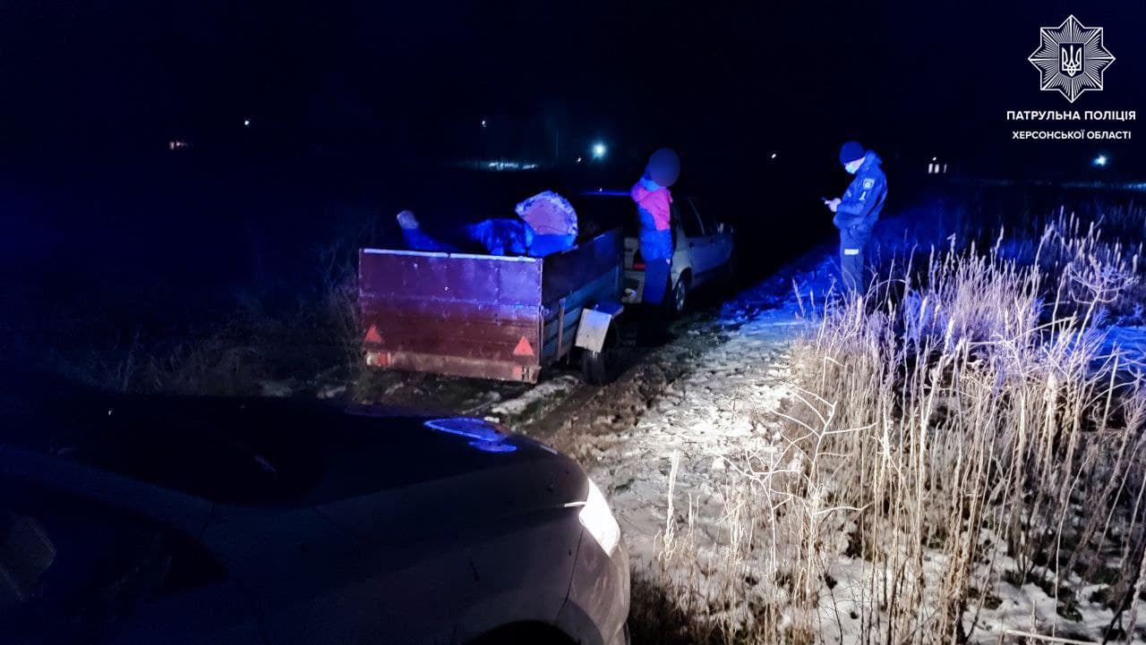 Херсонські патрульні поліцейські затримали браконьєра з причепом дров