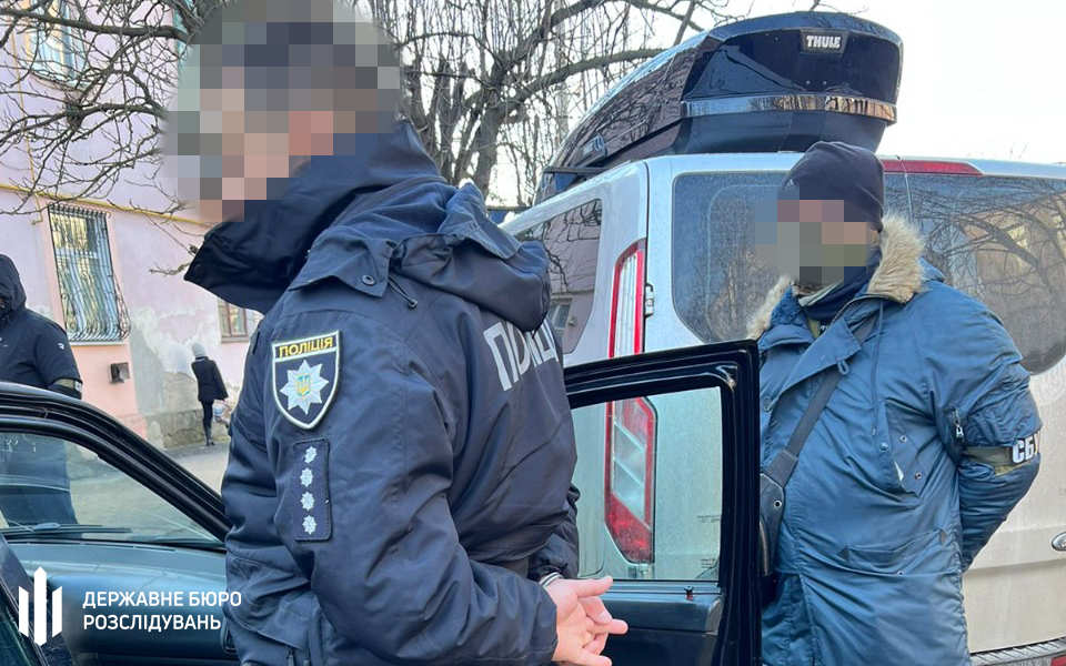 ДБР повідомило про підозру в корупції двом поліцейським з Херсонщини