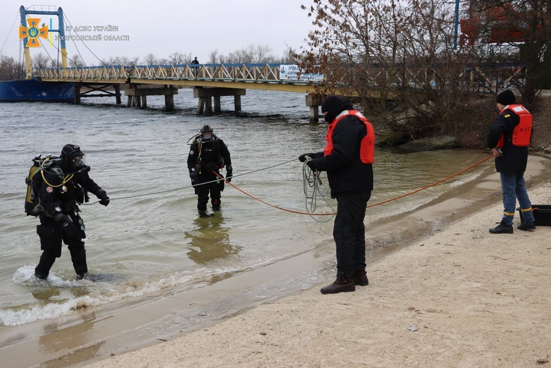 У Херсоні рятувальники перед святом Водохреща обстежують дно акваторії Дніпра