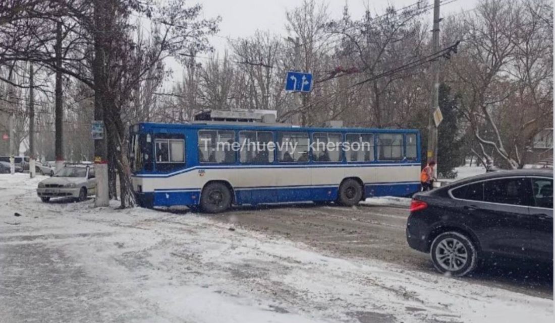 В Херсоне из-за скользкой дороги троллейбус развернуло поперек дороги, - ВИДЕО