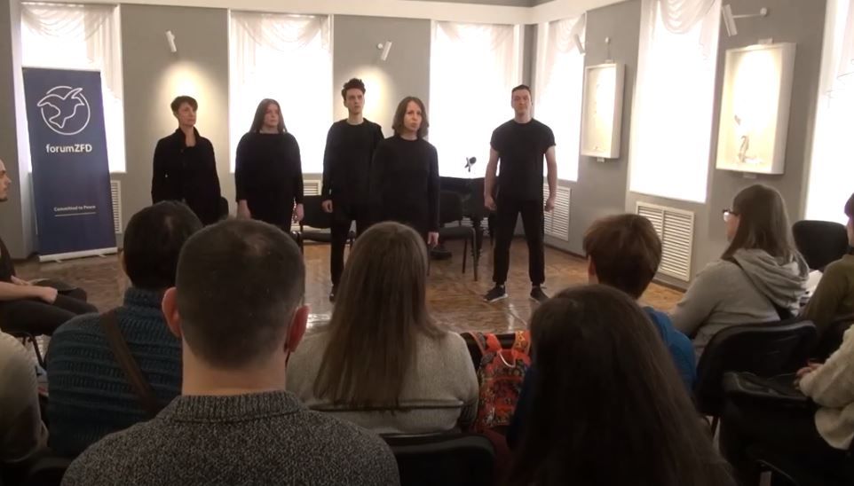У Херсоні відбувся перформанс на підтримку виставки Музею воєнного дитинства