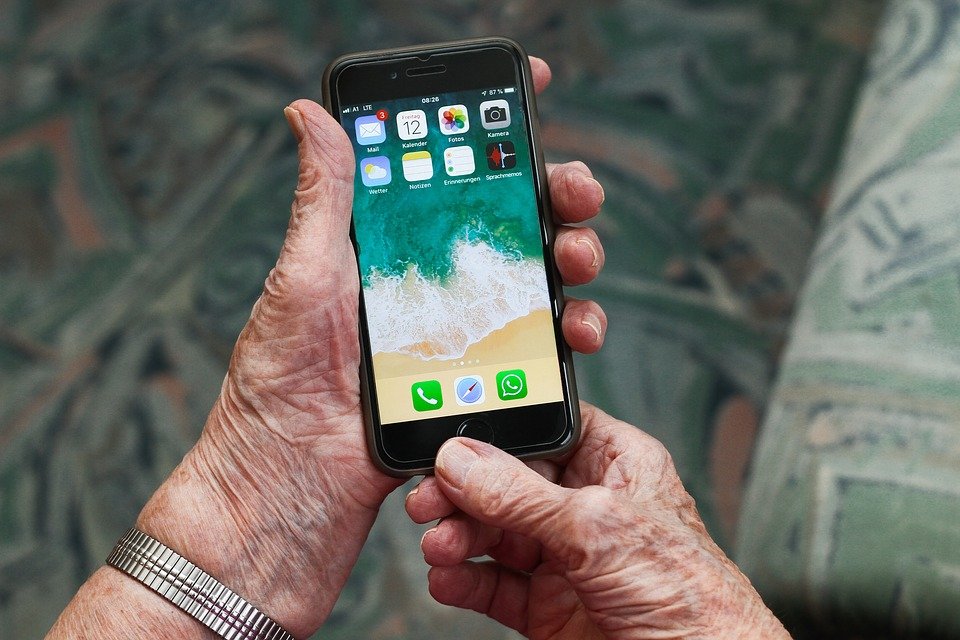 Вакцинированные украинцы старше 60 лет получат современные смартфоны,— Зеленский