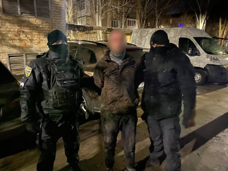 Поліцейські затримали зловмисників, які вчинили розбійний напад на будинок пенсіонерів у Генічеському районі Поліцейські затримали зловмисників, які вчинили розбійний напад на будинок пенсіонерів у Генічеському районі