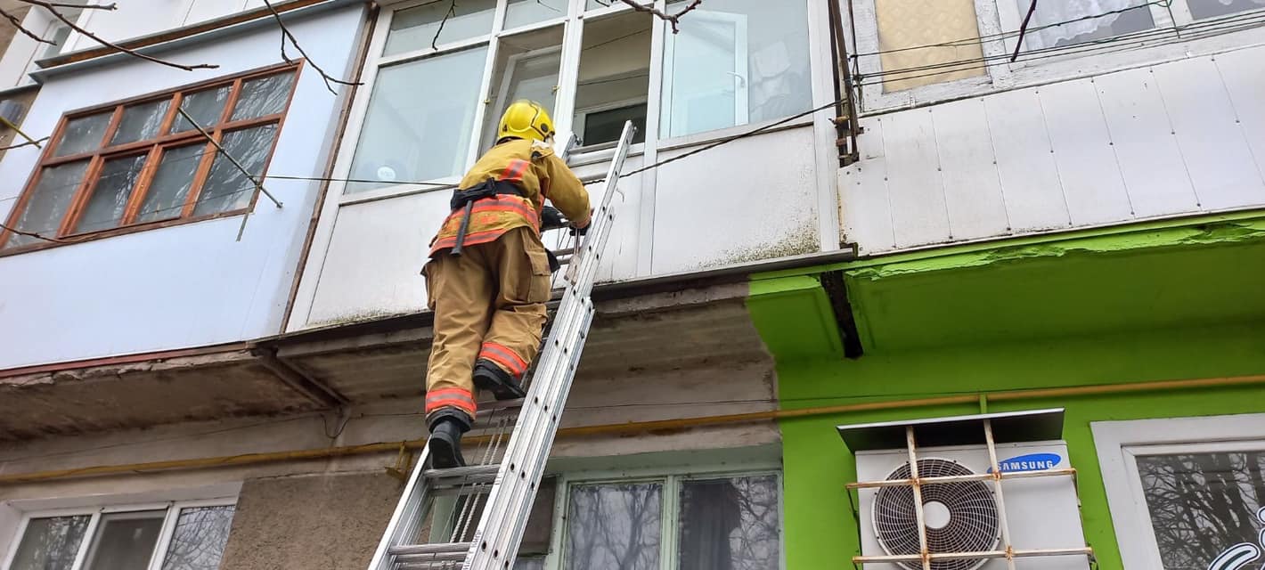 У Скадовську 3-річна дитина закрила матір на балконі У Скадовську 3-річна дитина закрила матір на балконі