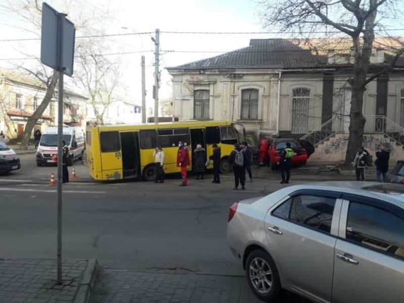В центре Херсона произошло серьезное ДТП с участием маршрутки, - ФОТО